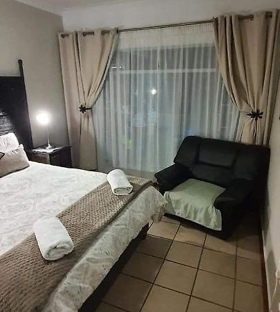 Aandrus Guesthouse ブルームフォンテーン エクステリア 写真