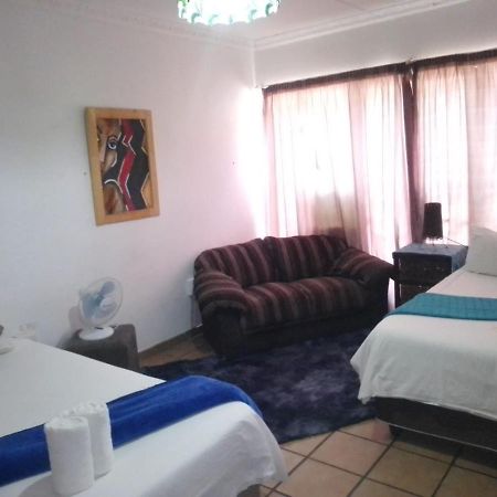 Aandrus Guesthouse ブルームフォンテーン エクステリア 写真