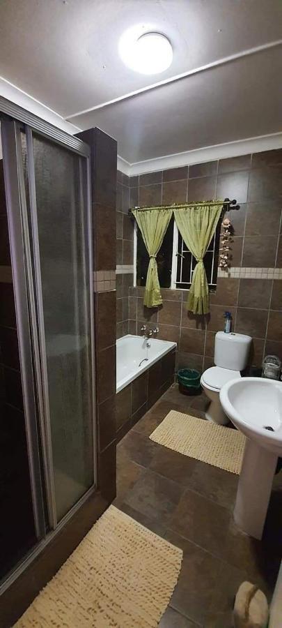 Aandrus Guesthouse ブルームフォンテーン エクステリア 写真