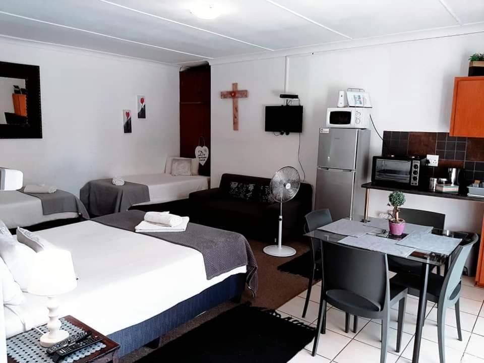 Aandrus Guesthouse ブルームフォンテーン エクステリア 写真