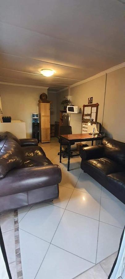 Aandrus Guesthouse ブルームフォンテーン エクステリア 写真