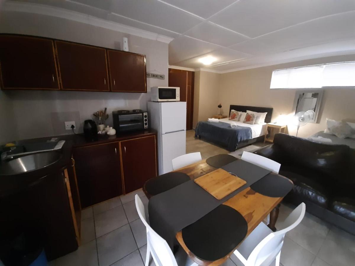 Aandrus Guesthouse ブルームフォンテーン エクステリア 写真