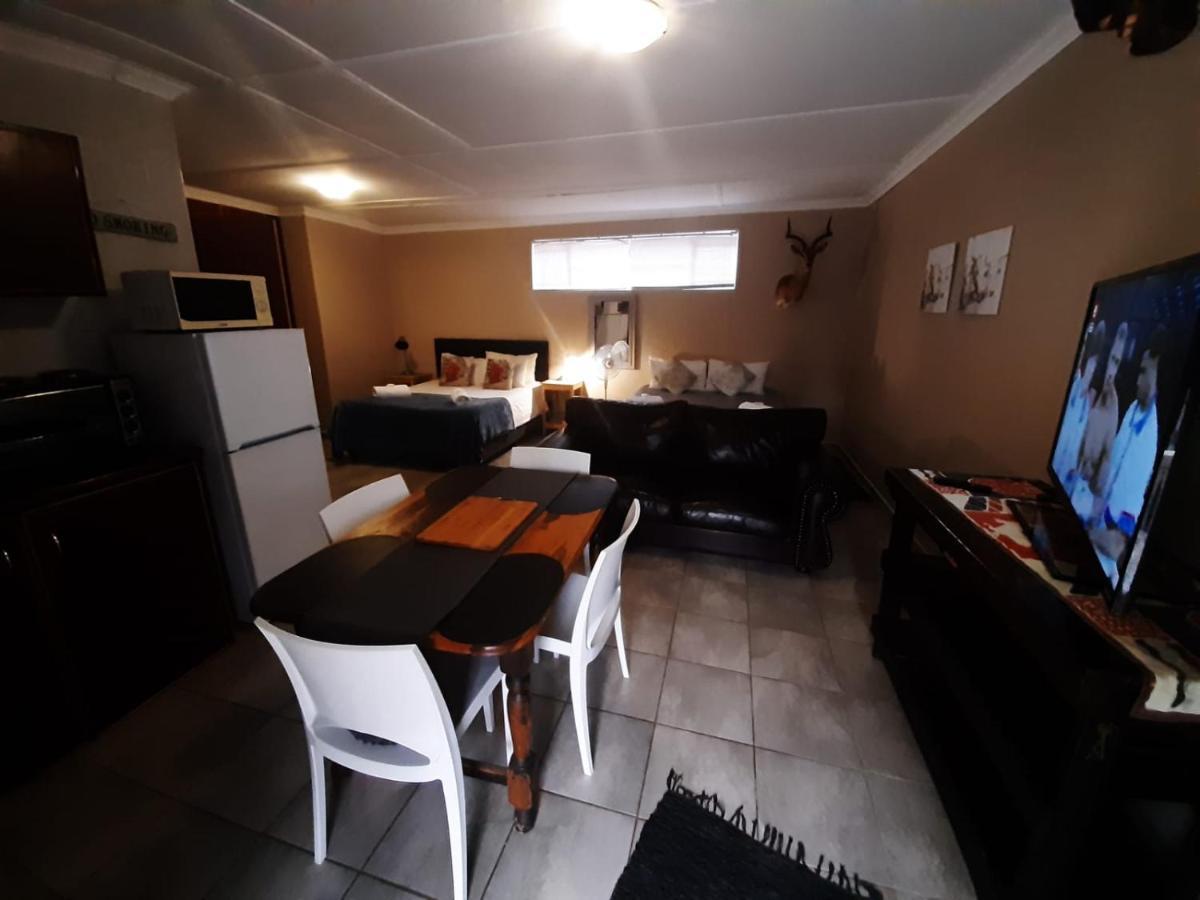 Aandrus Guesthouse ブルームフォンテーン エクステリア 写真
